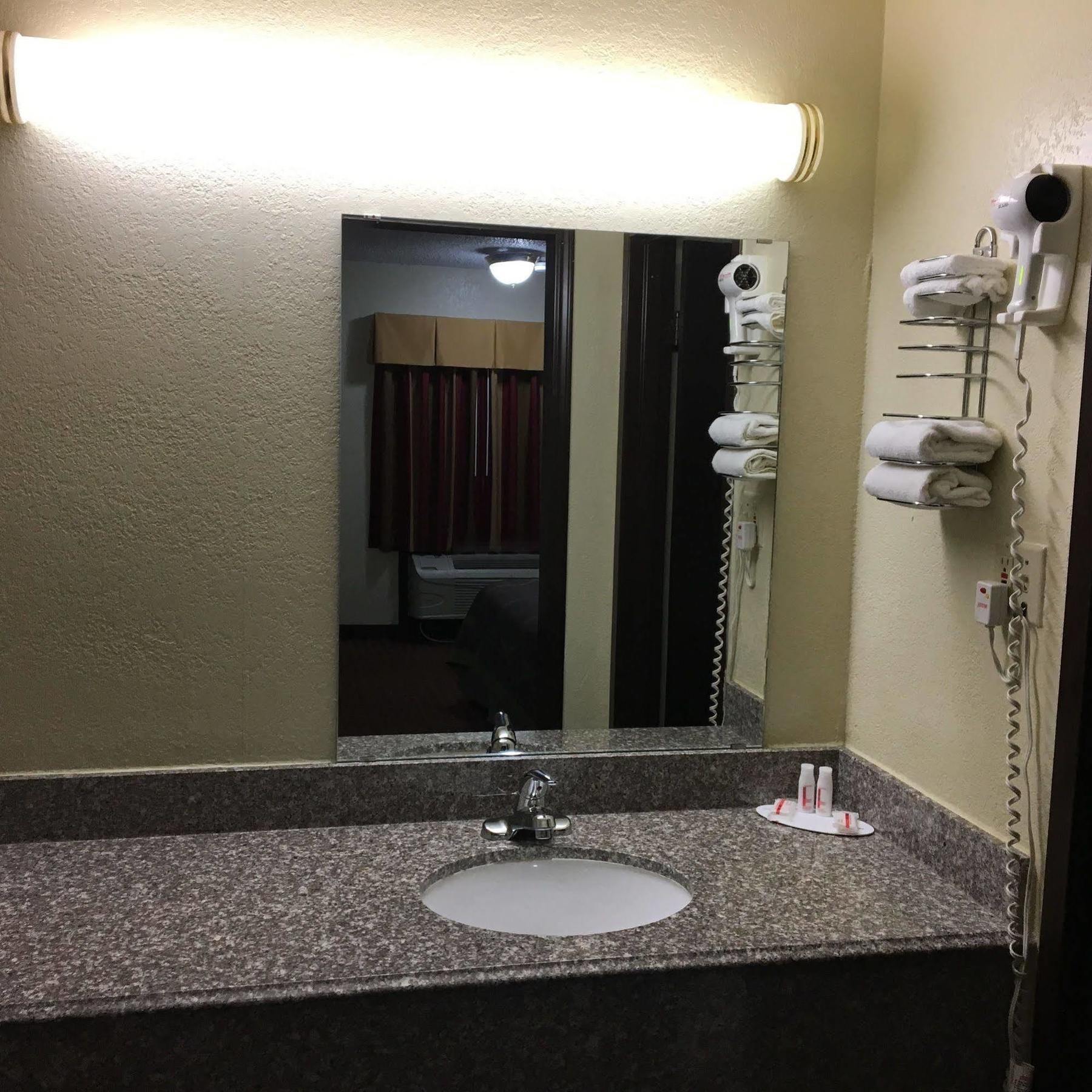 Super 8 By Wyndham Shawnee Hotel Luaran gambar