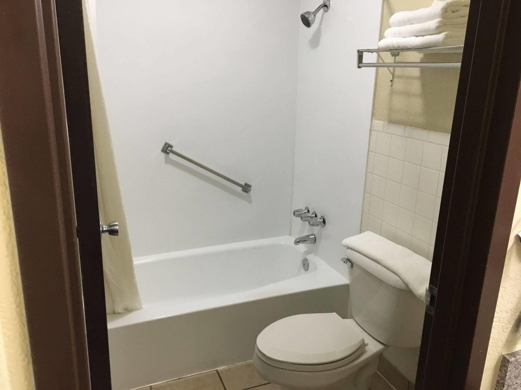 Super 8 By Wyndham Shawnee Hotel Luaran gambar