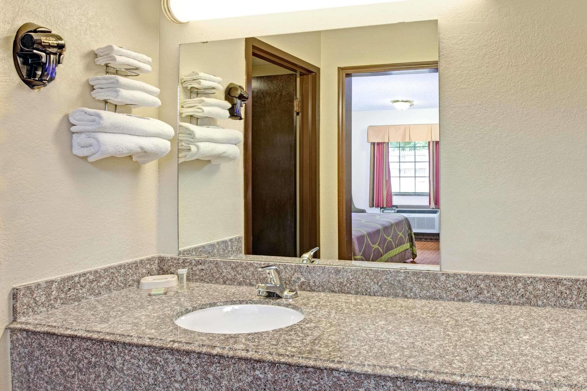 Super 8 By Wyndham Shawnee Hotel Luaran gambar