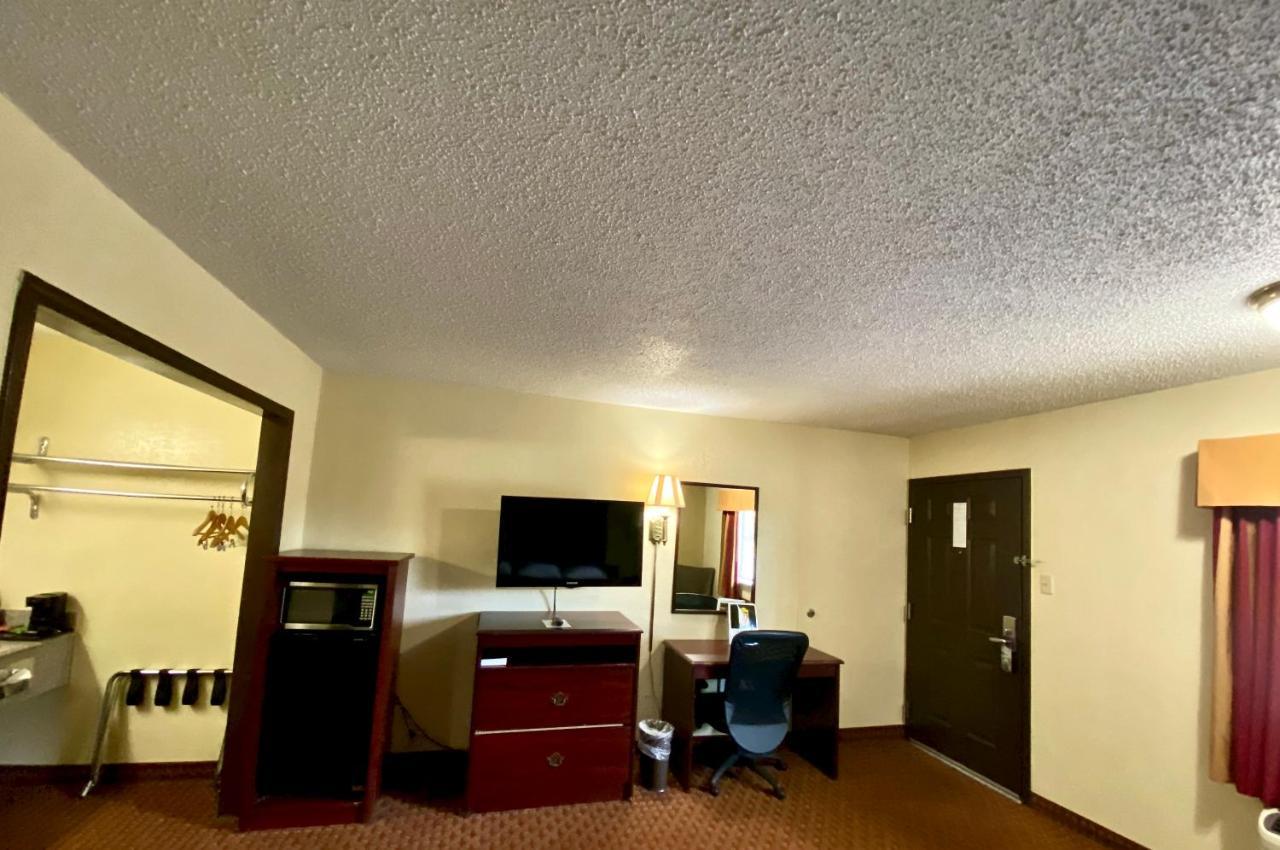 Super 8 By Wyndham Shawnee Hotel Luaran gambar