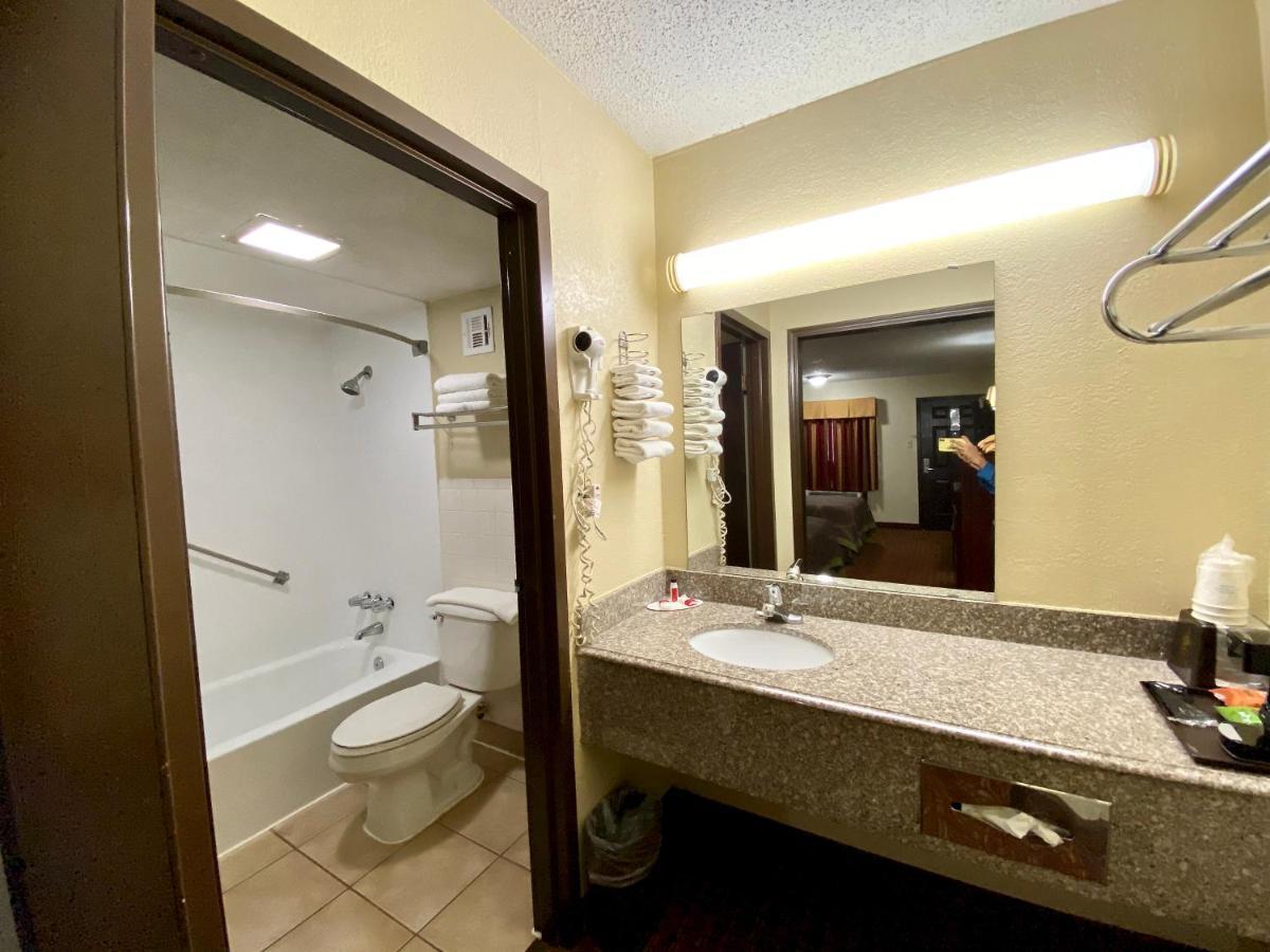 Super 8 By Wyndham Shawnee Hotel Luaran gambar