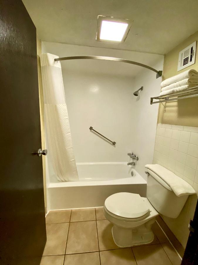 Super 8 By Wyndham Shawnee Hotel Luaran gambar
