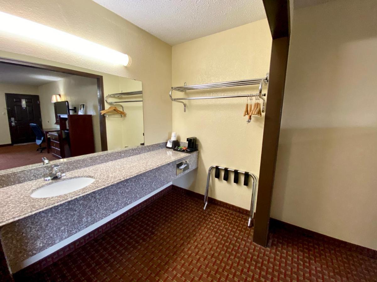 Super 8 By Wyndham Shawnee Hotel Luaran gambar