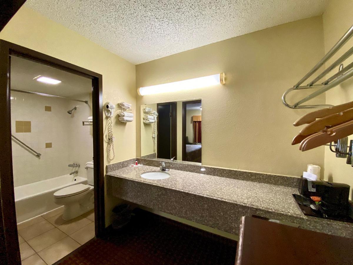 Super 8 By Wyndham Shawnee Hotel Luaran gambar