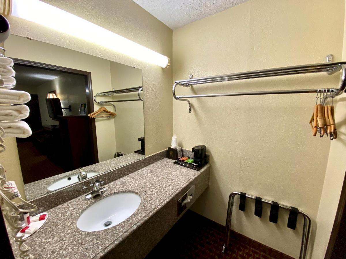 Super 8 By Wyndham Shawnee Hotel Luaran gambar