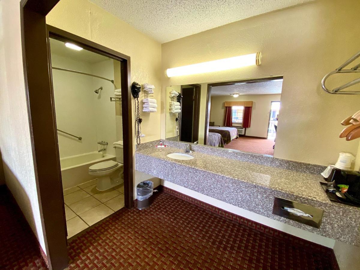 Super 8 By Wyndham Shawnee Hotel Luaran gambar